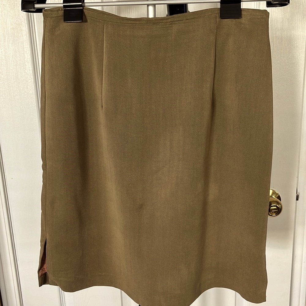 Chic green mini skirt